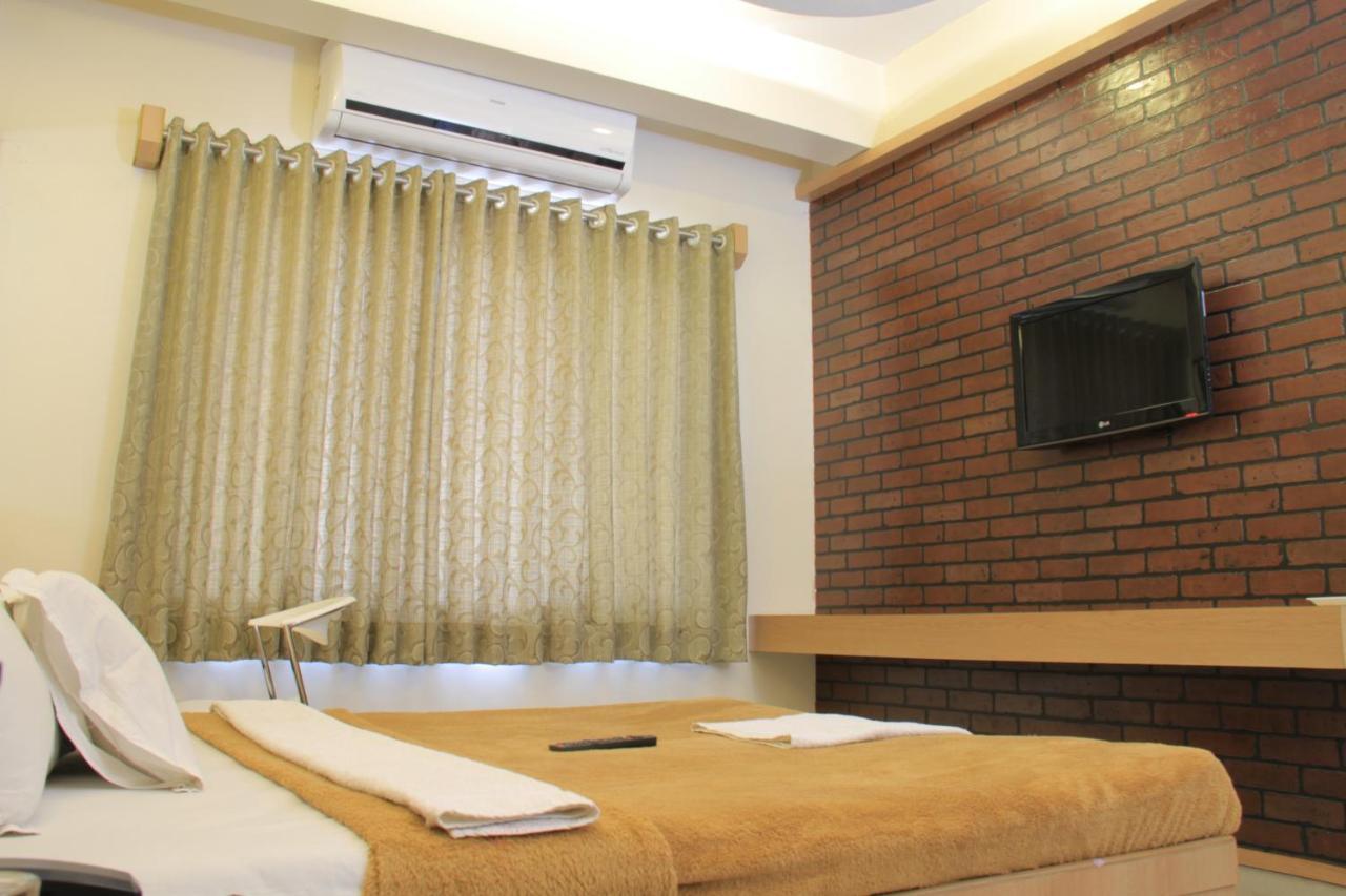Hotel Sai Gurusthan Ширди Екстериор снимка