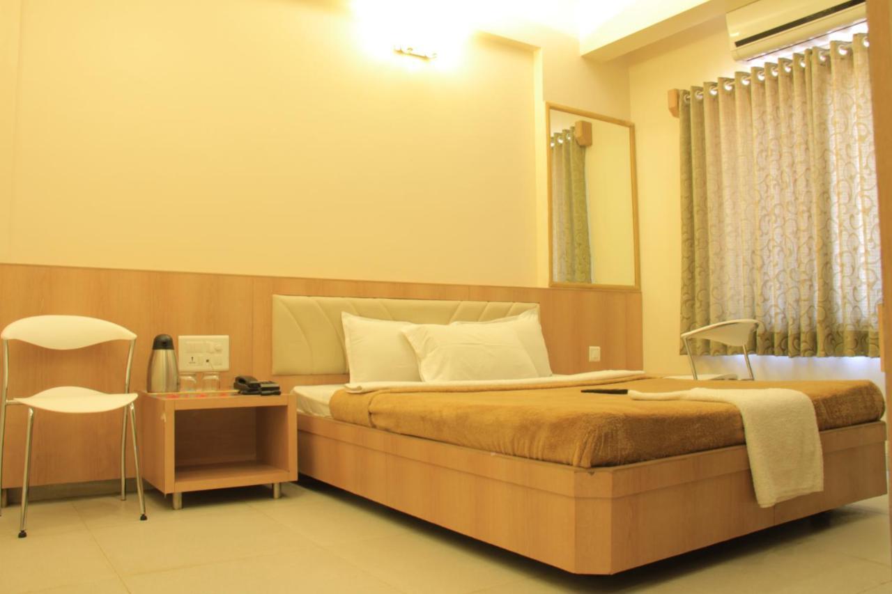 Hotel Sai Gurusthan Ширди Екстериор снимка