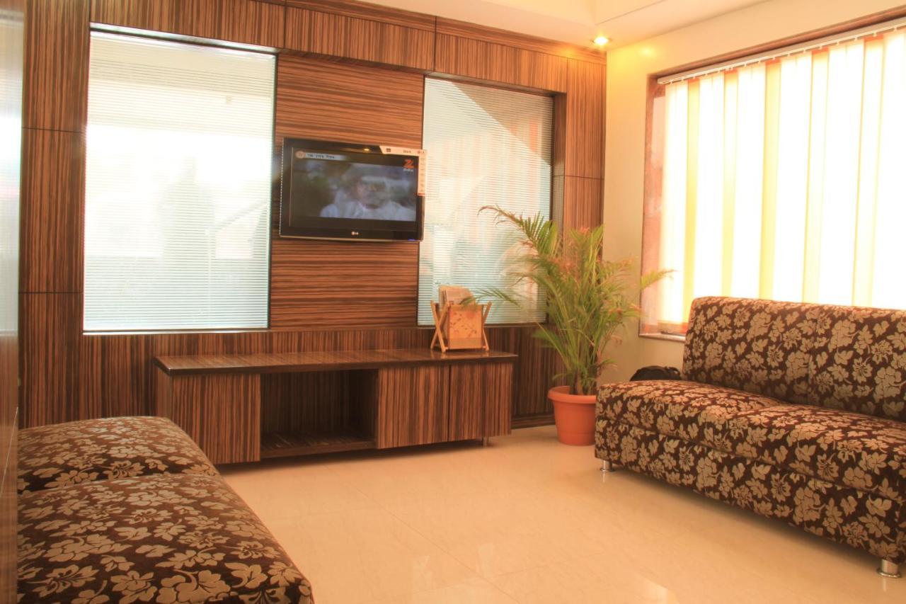 Hotel Sai Gurusthan Ширди Екстериор снимка