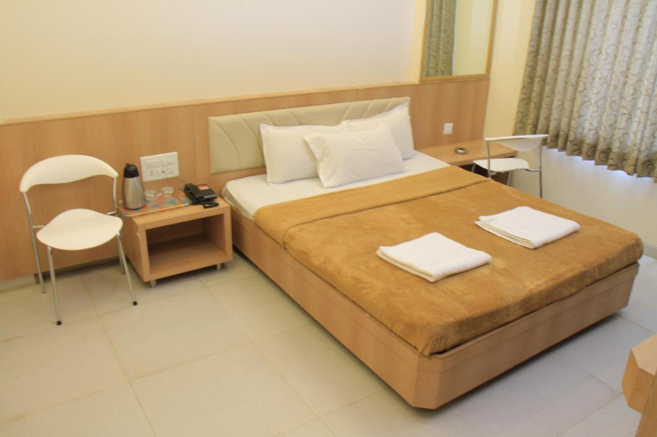 Hotel Sai Gurusthan Ширди Екстериор снимка