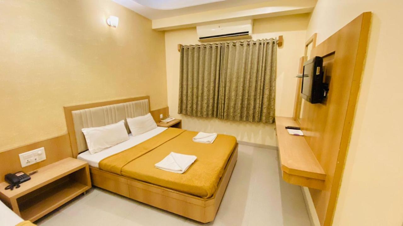 Hotel Sai Gurusthan Ширди Екстериор снимка