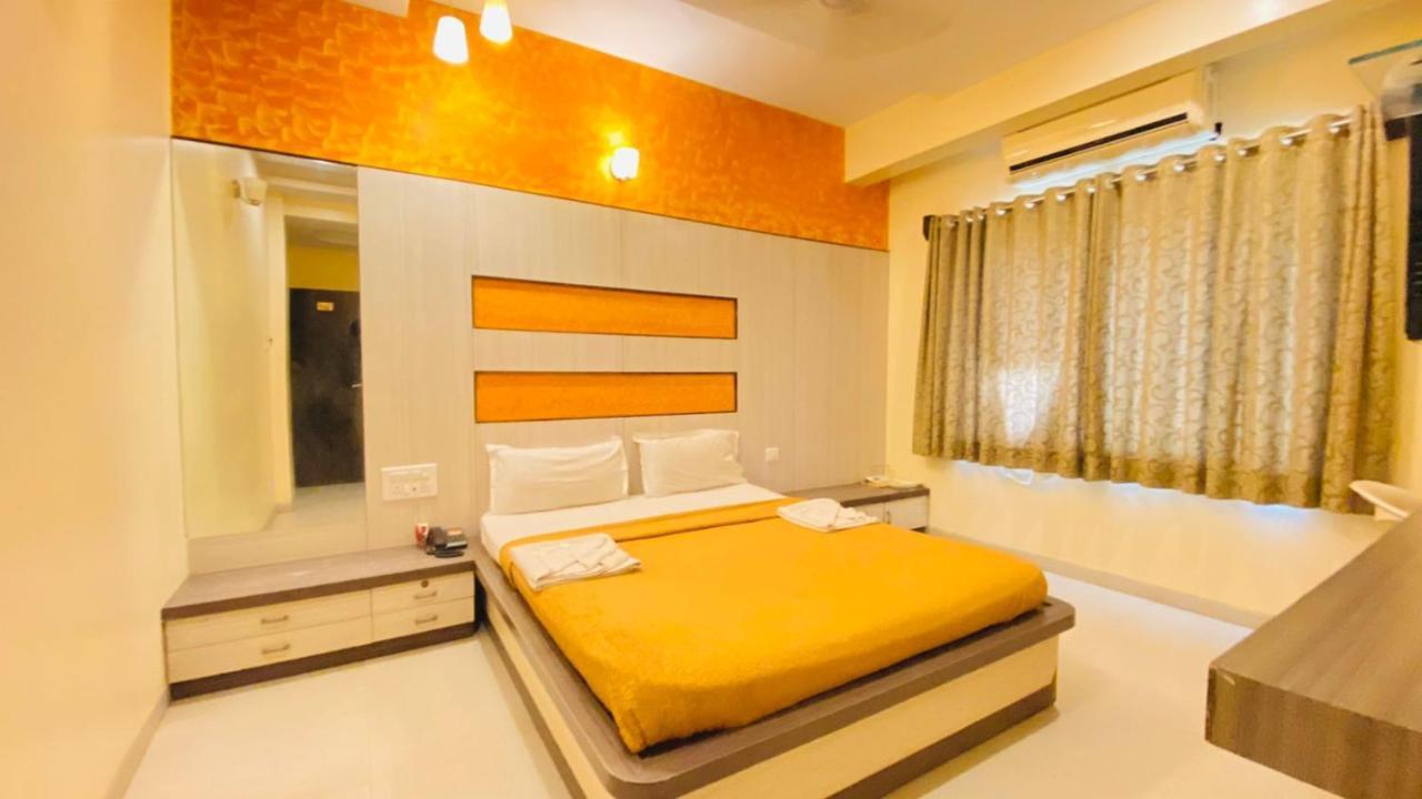 Hotel Sai Gurusthan Ширди Екстериор снимка