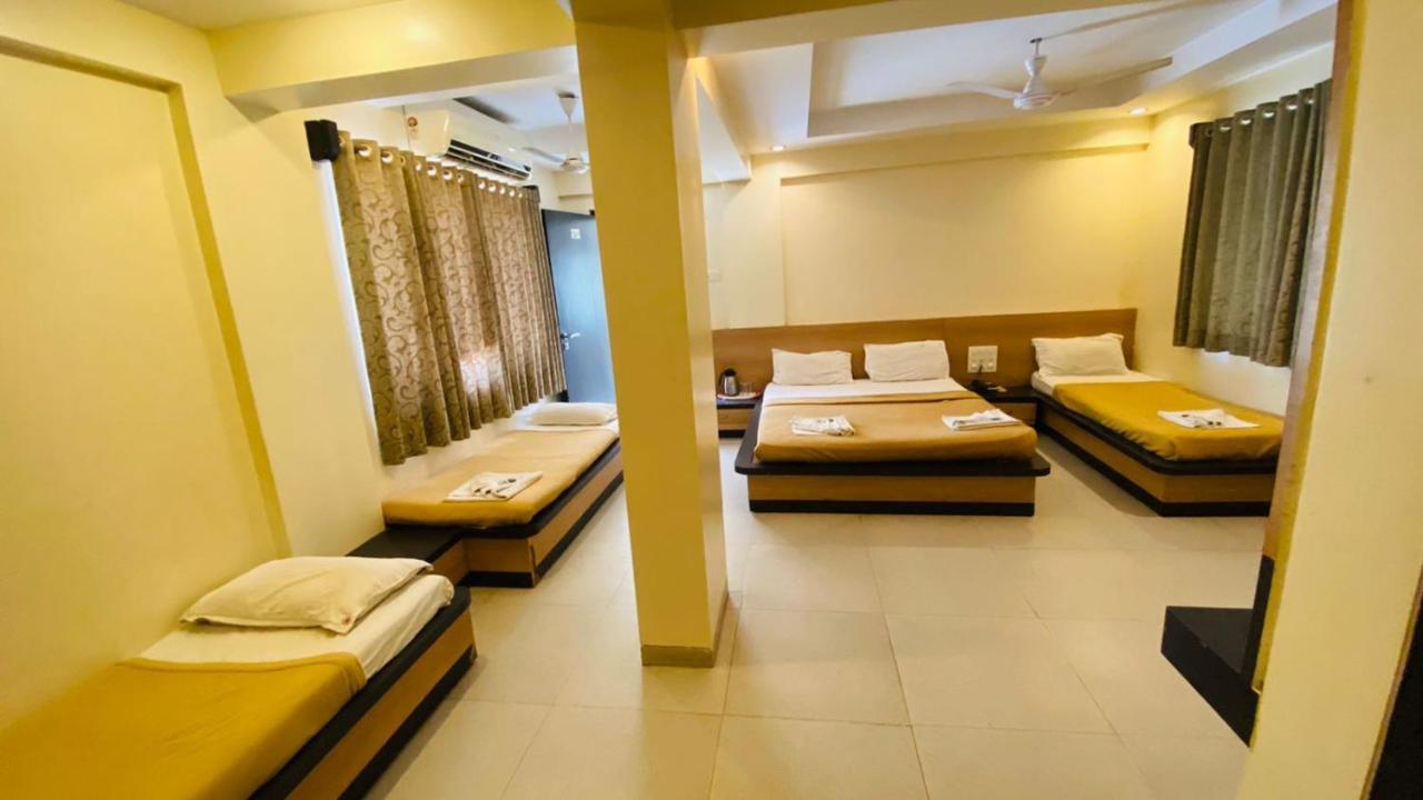 Hotel Sai Gurusthan Ширди Екстериор снимка
